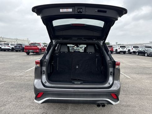 Used 2023 Toyota Highlander XSE FWD image 21