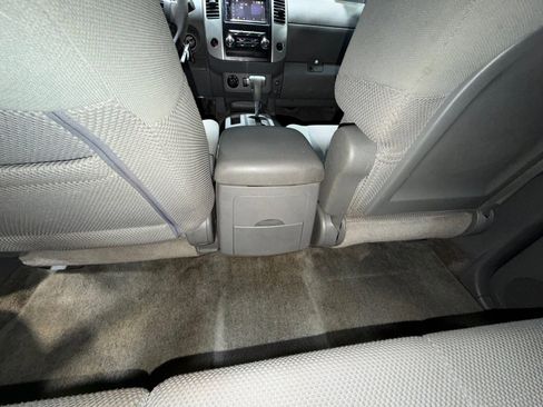 Used 2010 Nissan Frontier SE image 32