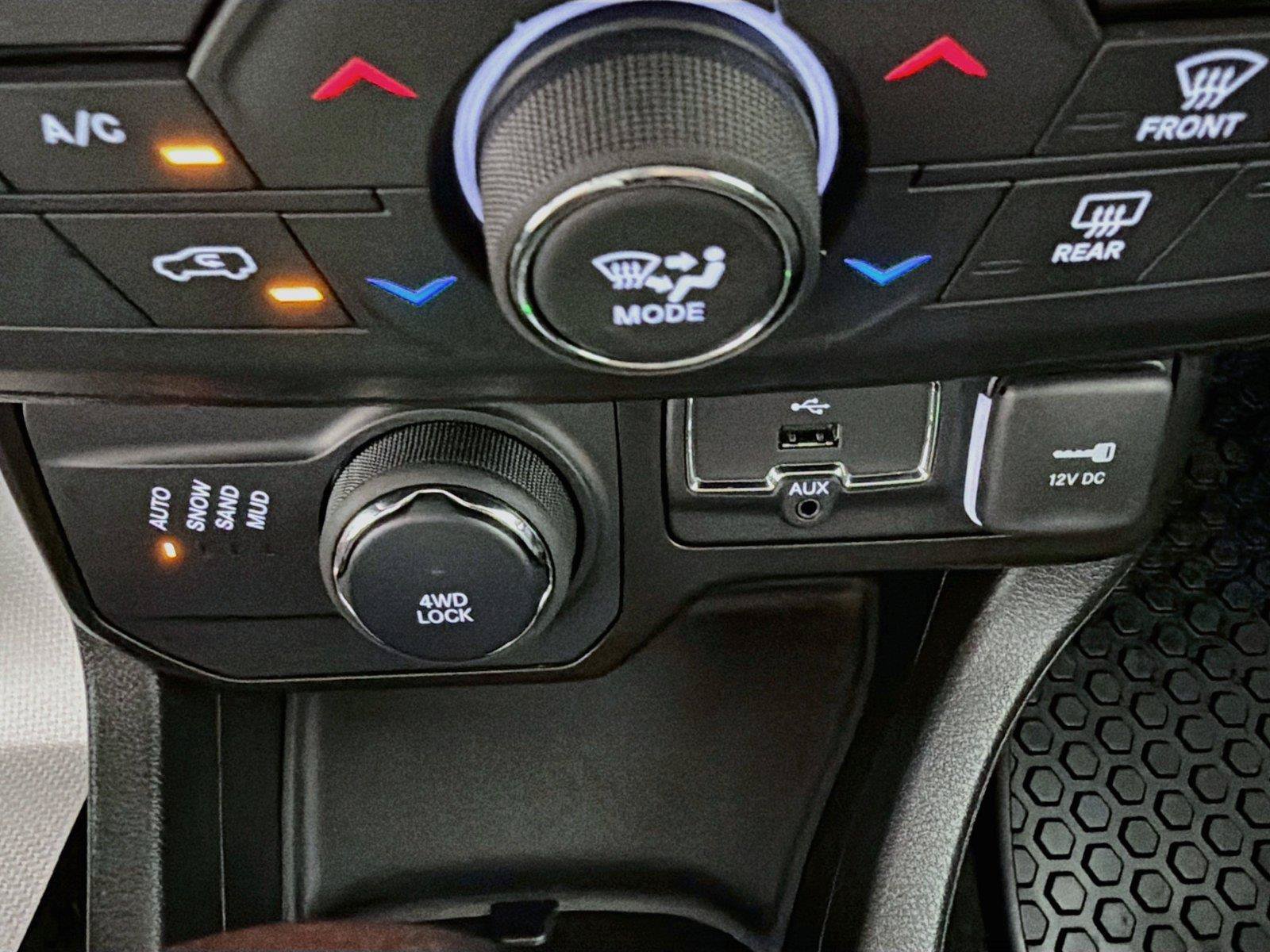Used 2023 Jeep Renegade Latitude w/ Sun/Sound Group AWD/4WD image 38