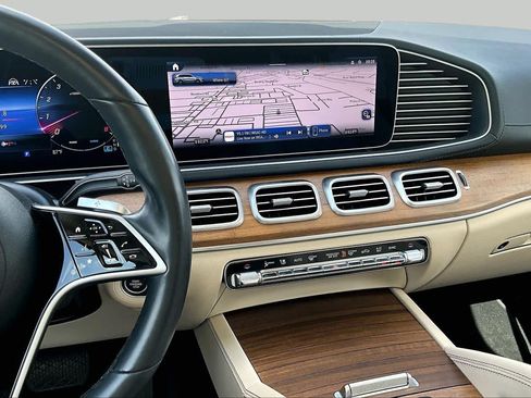 Used 2024 Mercedes-Benz GLS 450 4MATIC image 7