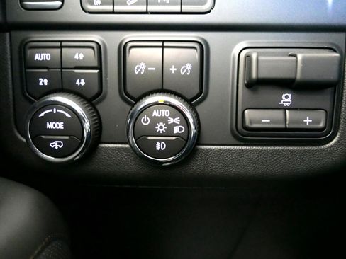 Used 2025 Chevrolet Suburban High Country image 39