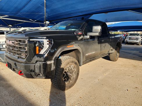 Used 2026 GMC Sierra 2500 AT4X image 2