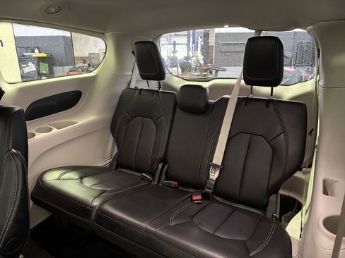 Used 2024 Chrysler Pacifica Touring-L image 33