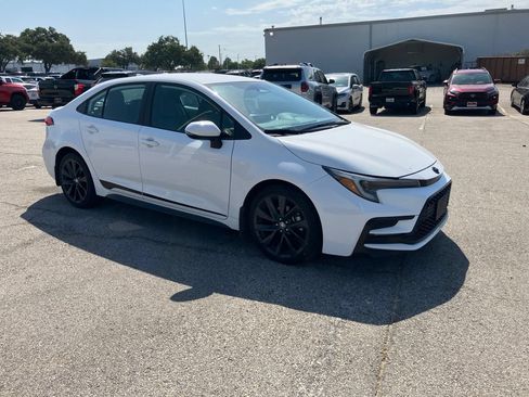 Used 2024 Toyota Corolla SE FWD image 3