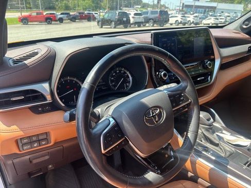 Used 2021 Toyota Highlander Platinum FWD image 13