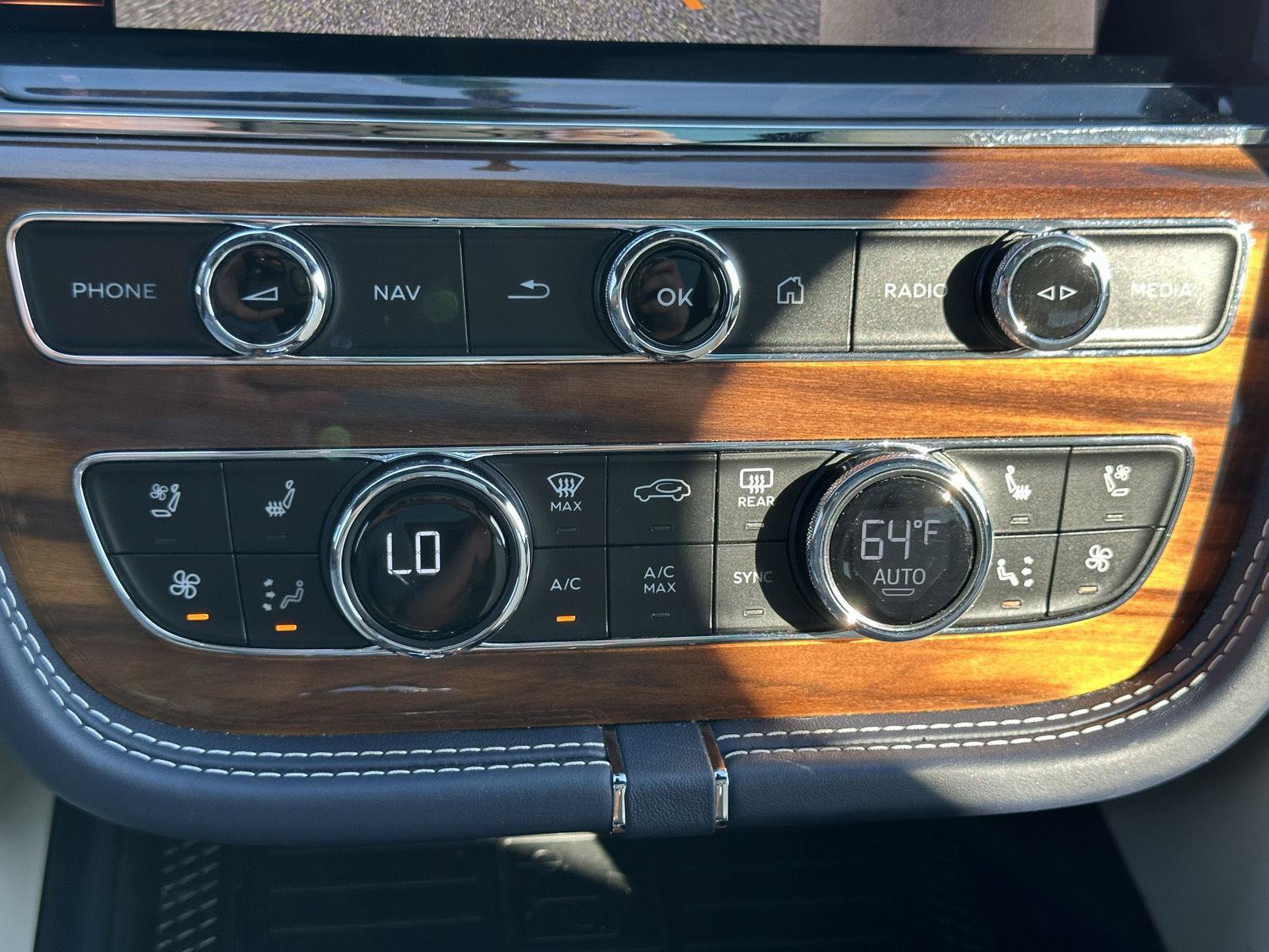 Used 2022 Bentley Bentayga AWD/4WD image 35