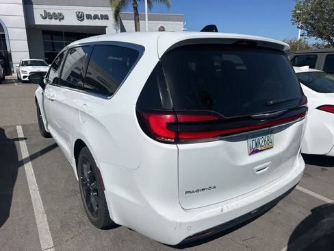 Used 2023 Chrysler Pacifica Touring-L FWD image 4
