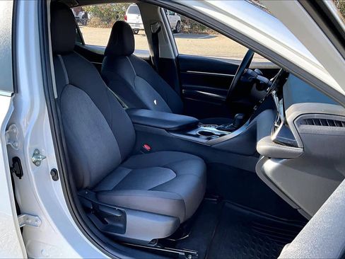Used 2022 Toyota Camry LE image 9