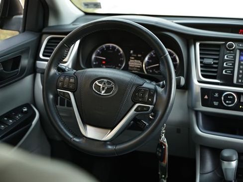 Used 2017 Toyota Highlander Plus w/ Carpet Mat Package AWD/4WD image 29
