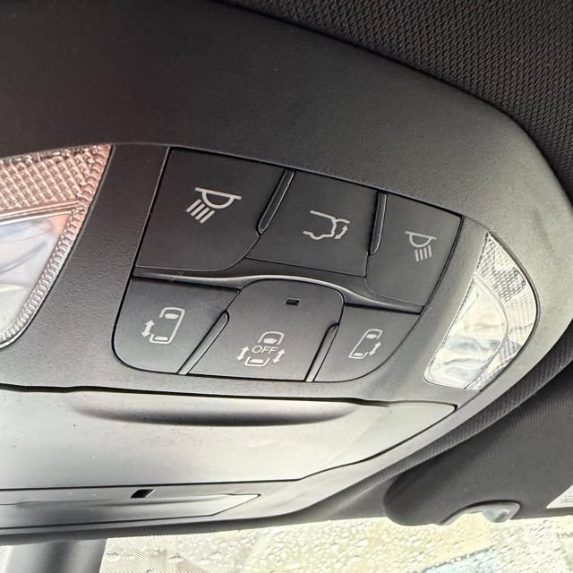 Used 2025 Chrysler Pacifica Select FWD image 37