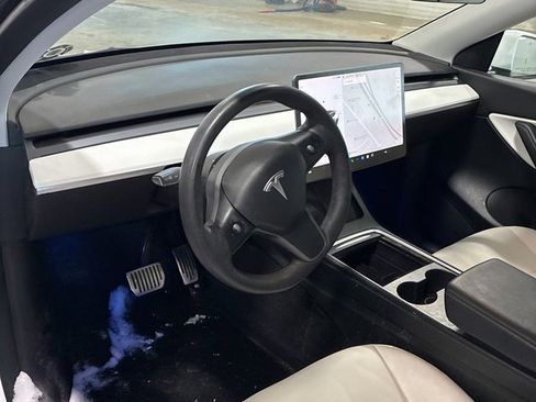 Used 2021 Tesla Model Y Long Range image 3