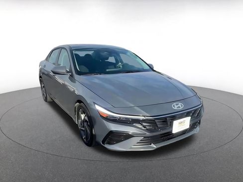 Used 2025 Hyundai Elantra SEL image 3