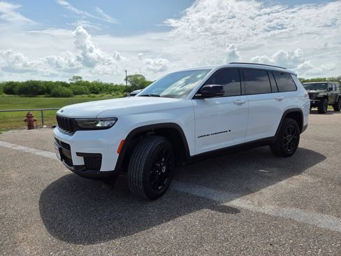 Used 2025 Jeep Grand Cherokee L Altitude AWD/4WD image 3