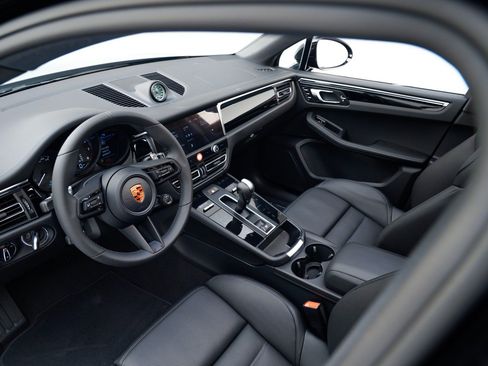 Certified 2026 Porsche Macan Turbo AWD/4WD image 4
