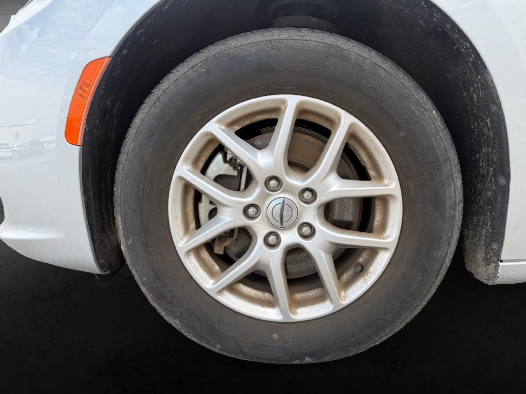 Used 2024 Chrysler Pacifica Touring-L FWD image 12