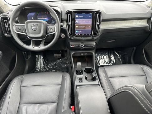Certified 2025 Volvo XC40 B5 Core image 13