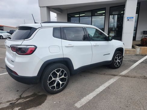 Used 2024 Jeep Compass Latitude image 5