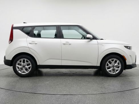 Used 2025 Kia Soul LX w/ LX Technology Package FWD image 11