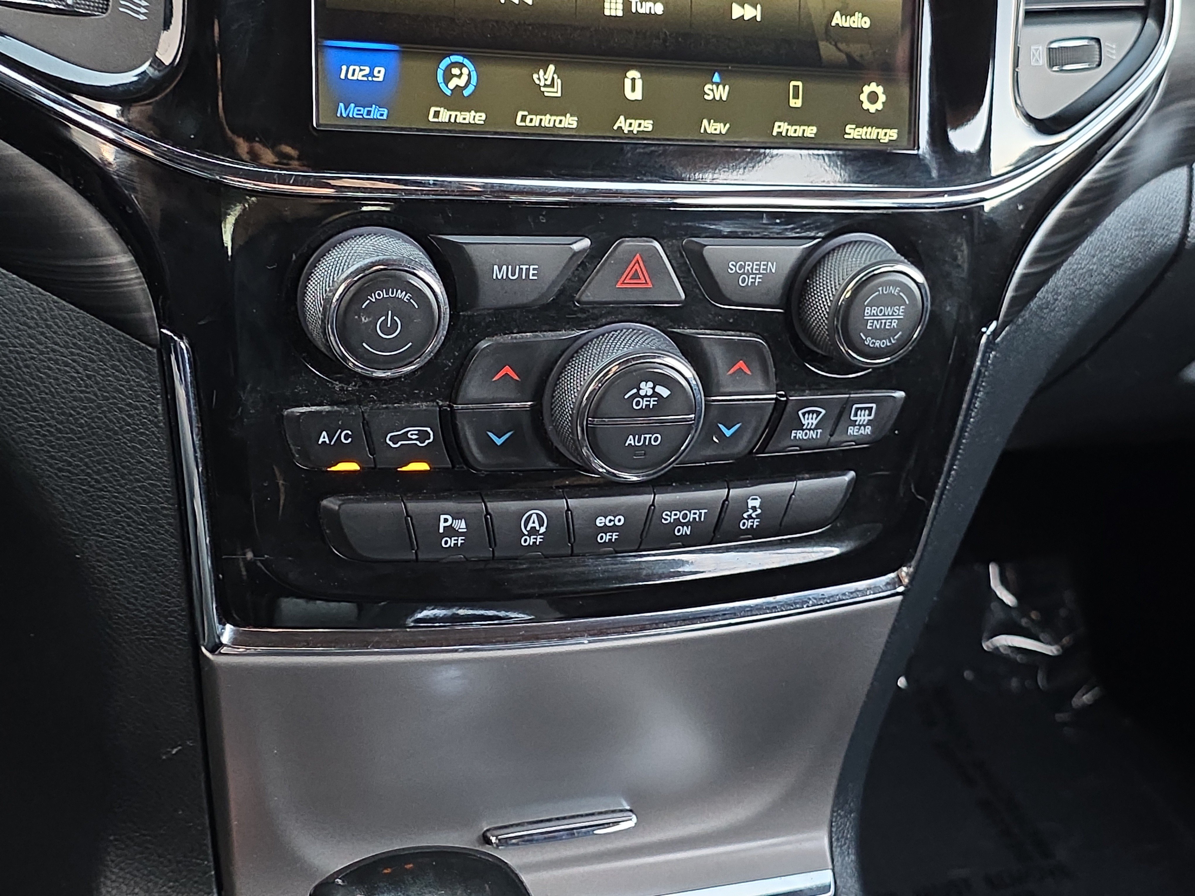 Used 2020 Jeep Grand Cherokee Laredo w/ Laredo X Package RWD image 18