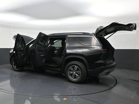 Used 2025 Chevrolet Traverse LT FWD image 30