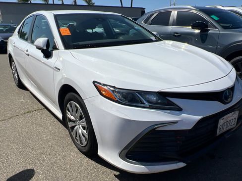 Used 2021 Toyota Camry LE image 3