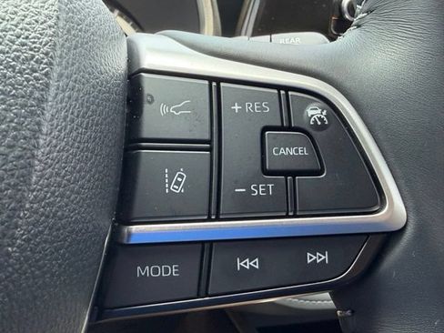 Used 2025 Toyota Highlander XLE FWD image 21