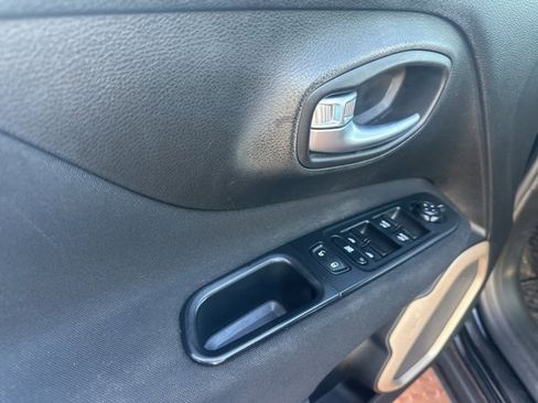 Used 2016 Jeep Renegade Latitude w/ Popular Equipment Group image 18