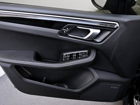 Used 2018 Porsche Macan Sport Edition AWD/4WD image 38