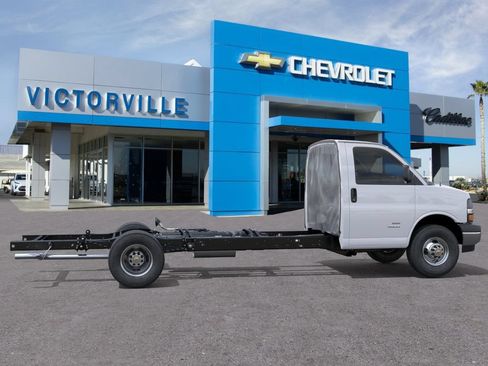 New 2025 Chevrolet Express 4500 w/ Power Convenience Package RWD image 5
