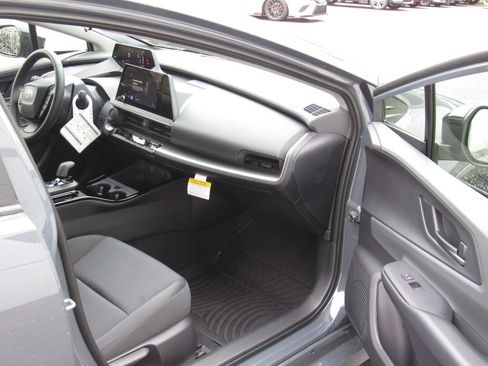 Used 2026 Toyota Prius LE AWD/4WD image 17