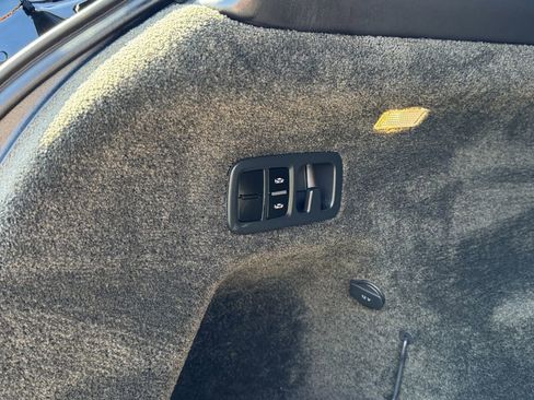 Used 2017 Bentley Bentayga image 38