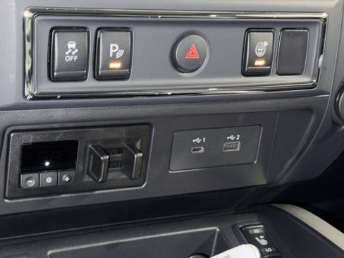 Used 2024 Nissan Titan SV w/ SV Convenience Package image 27