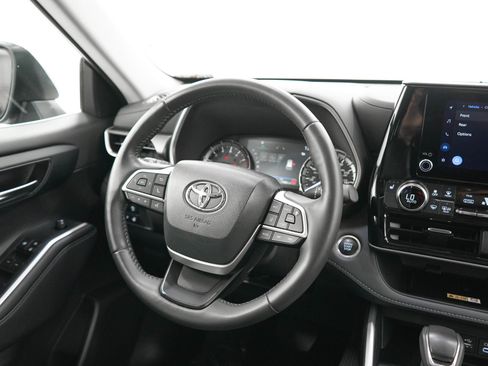Used 2024 Toyota Highlander XLE AWD/4WD image 15
