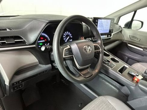 Used 2021 Toyota Sienna LE FWD image 14