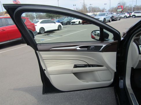 Used 2017 Ford Fusion Platinum image 9