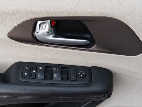 Used 2019 Chrysler Pacifica Touring Plus FWD image 9