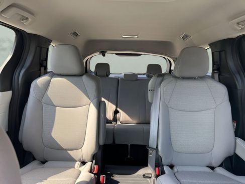 Used 2025 Toyota Sienna LE image 11