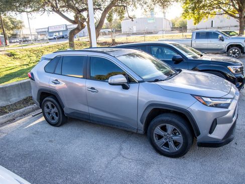 Used 2022 Toyota RAV4 XLE image 7