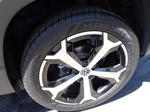 Used 2025 Volkswagen Taos SEL AWD/4WD image 7