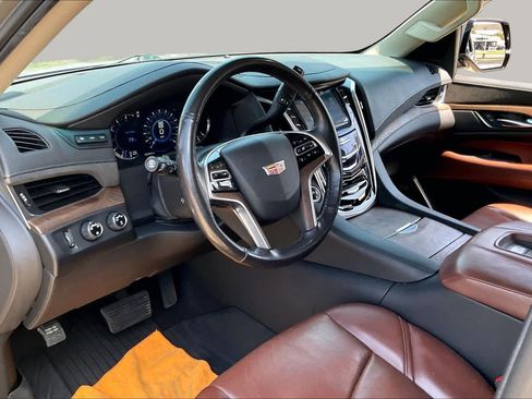 Used 2019 Cadillac Escalade ESV Luxury AWD/4WD image 17