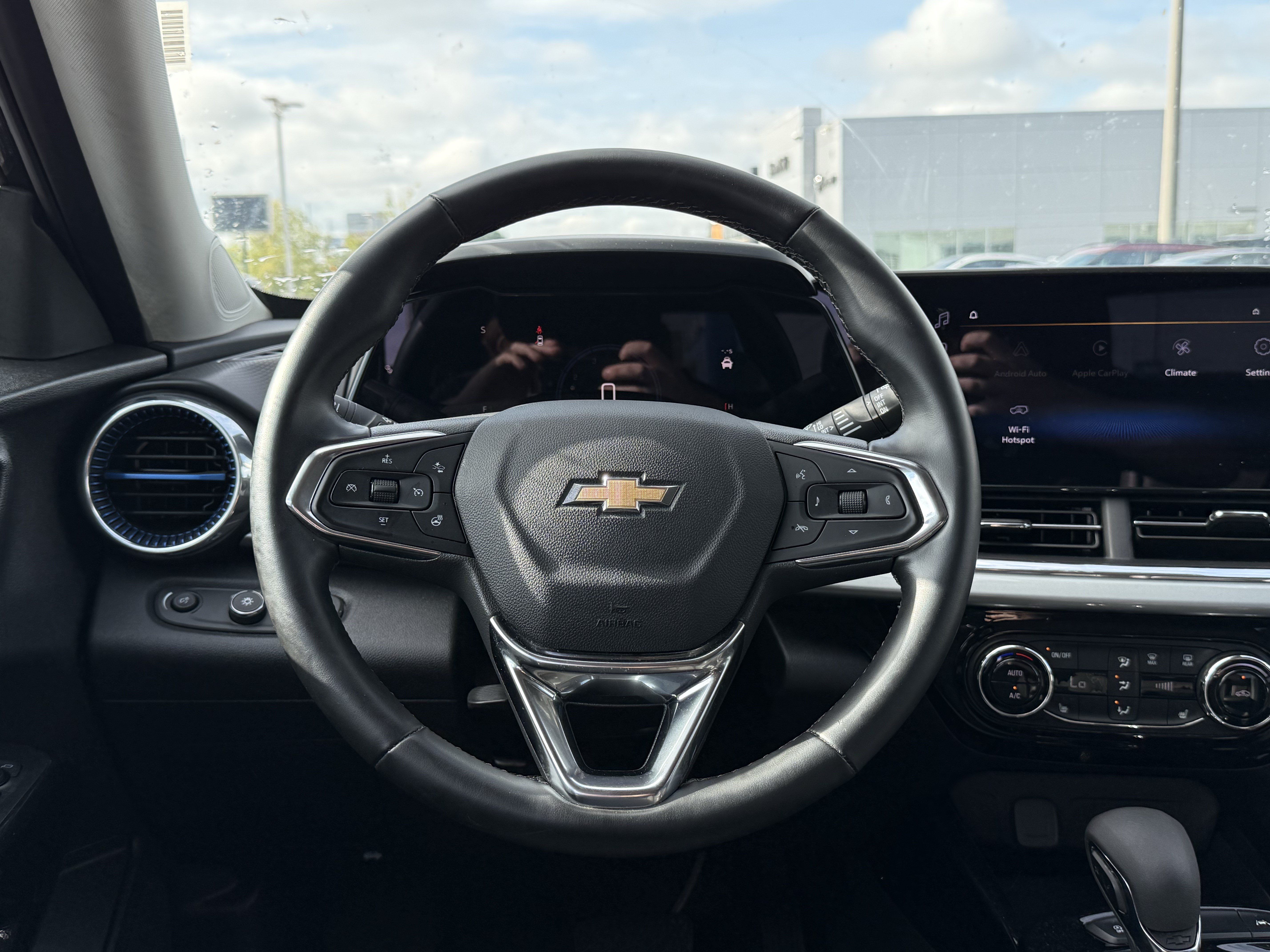 Used 2025 Chevrolet Trax LT w/ LT Convenience Package FWD image 6
