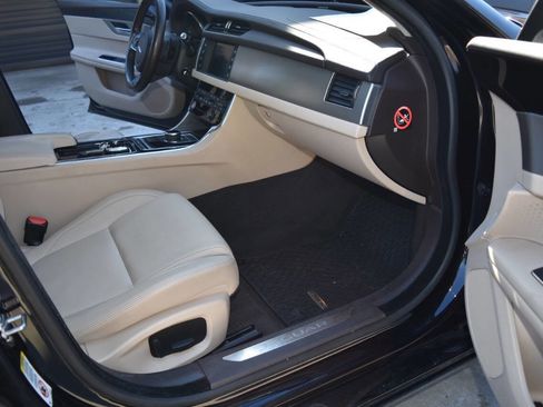 Used 2017 Jaguar XF Premium image 44