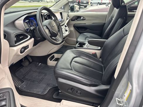 Used 2024 Chrysler Pacifica Touring-L FWD image 18