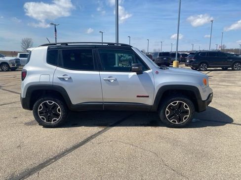 Used 2016 Jeep Renegade Trailhawk image 2