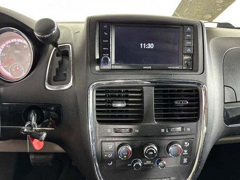 Used 2014 Dodge Grand Caravan SXT image 19