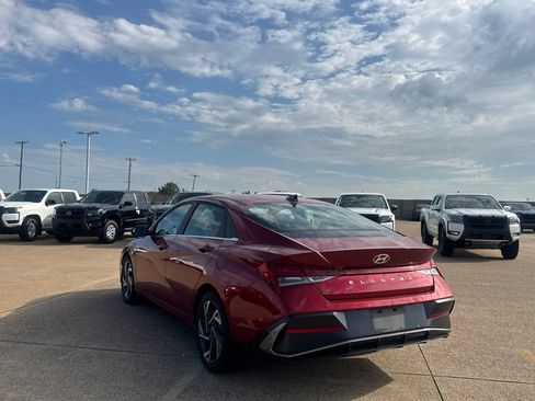 Used 2025 Hyundai Elantra SEL FWD image 15