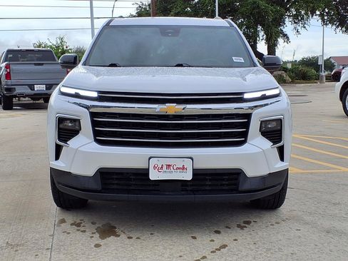 Used 2025 Chevrolet Traverse LT w/ Driver Confidence Package FWD image 2