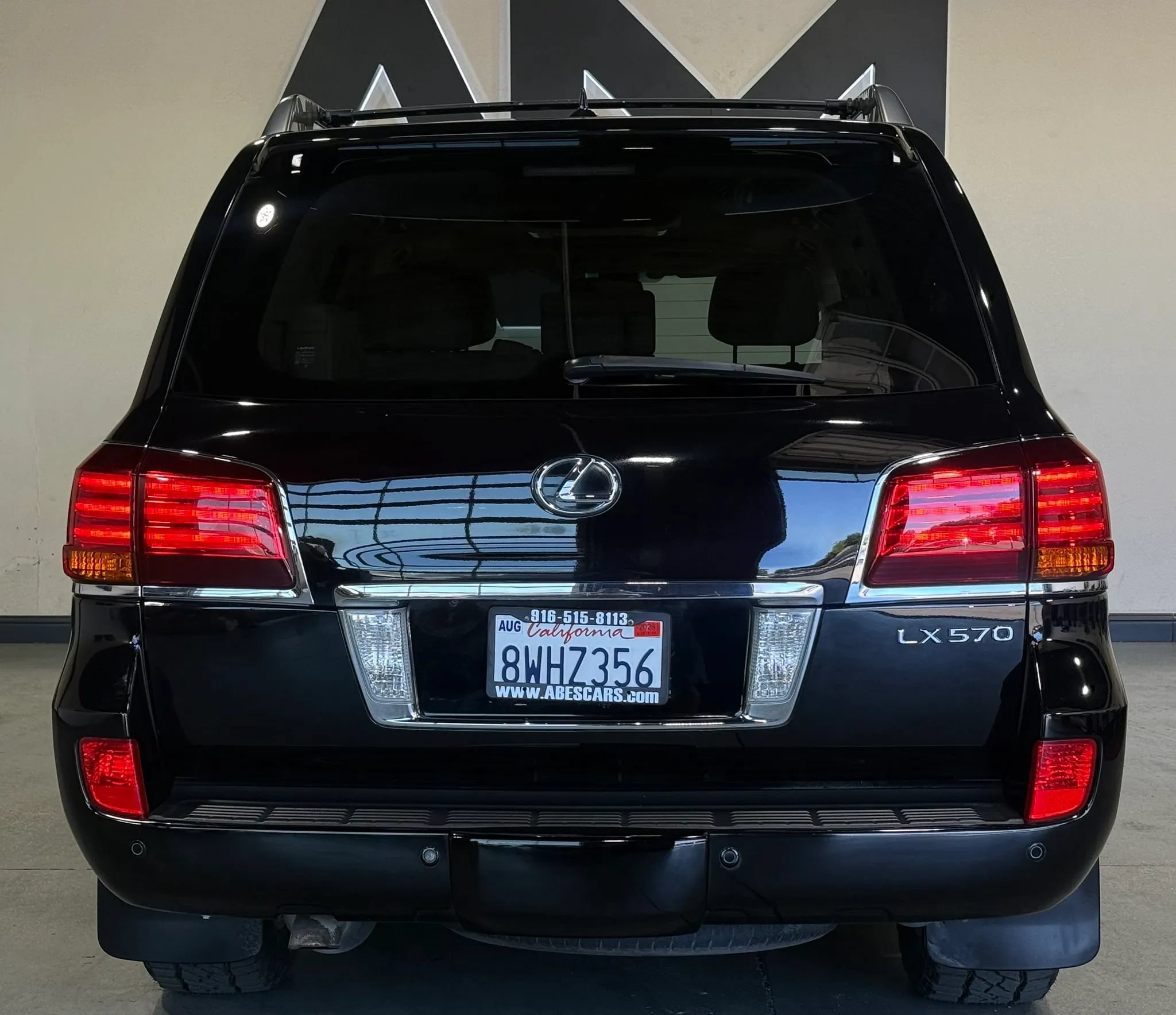 Used 2011 Lexus LX 570 4WD w/ Luxury Pkg image 4