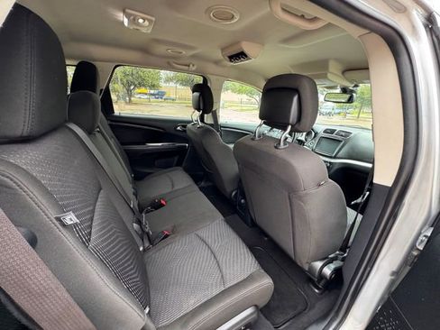 Used 2019 Dodge Journey SE image 9