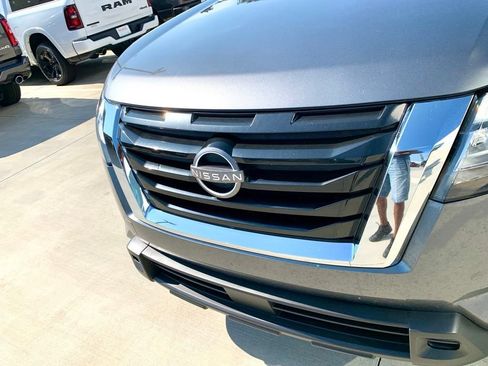 Used 2022 Nissan Pathfinder SV FWD image 2